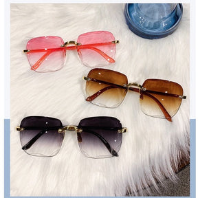 Óculos de Sol Feminino Leve e Elegante + Frete Grátis + Envio Imediato + Brinde